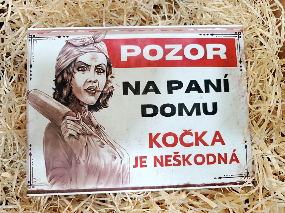 Pozor na paní domu, kočka je neškosná