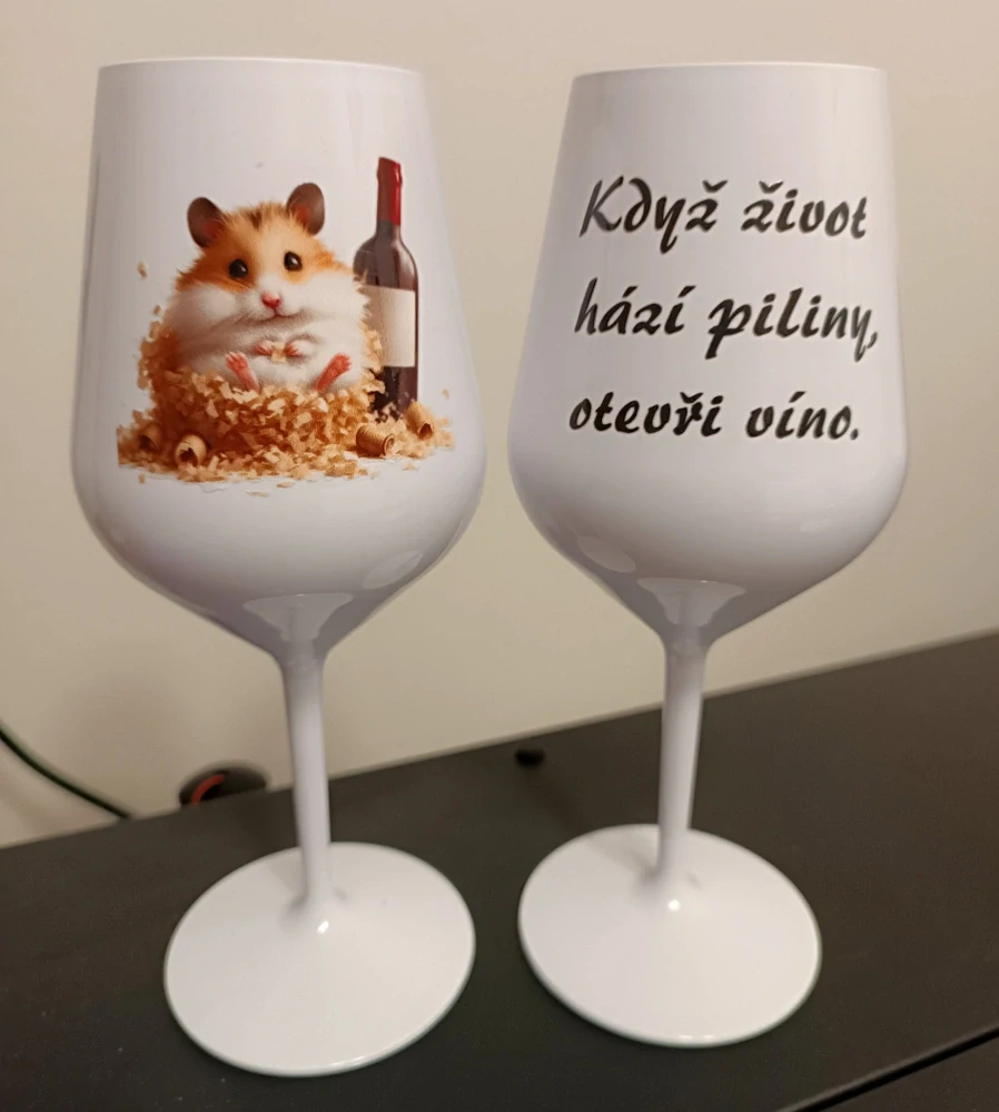 Křeček zlatý a víno - sklenice na víno