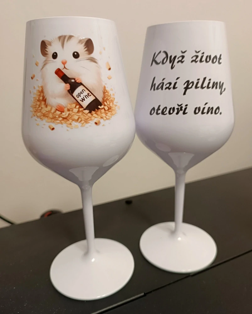 Křeček zlatý a víno - sklenice na víno